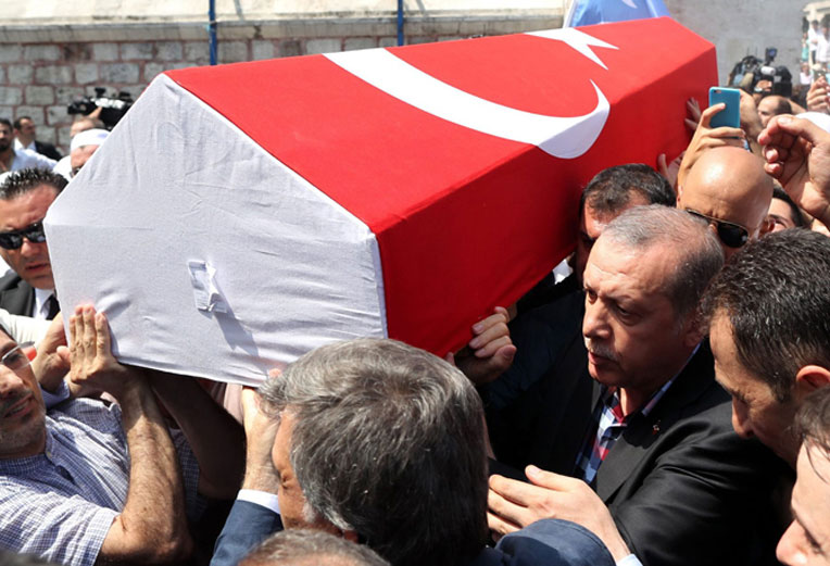 اردوغان زیر تابوت قربانیان کودتا